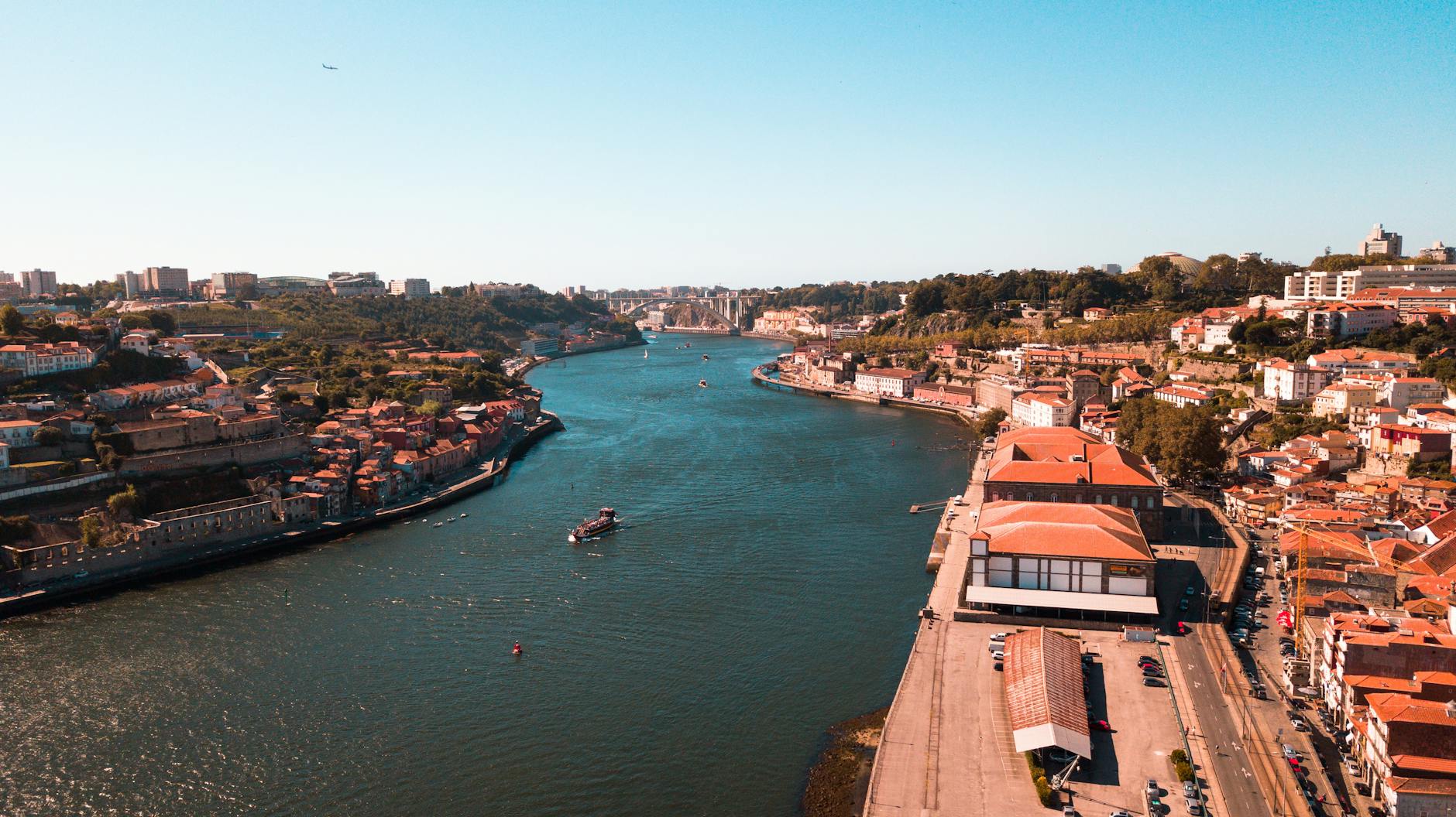 Weekend w Porto: co zobaczyć, gdzie zjeść i jak zaplanować zwiedzanie Panorama Porto z lotu ptaka z zakolem rzeki Douro w słoneczny dzień